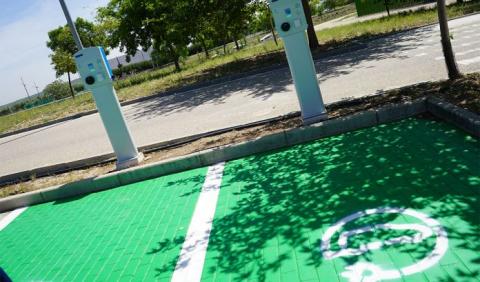 SICE instala dos nuevos puntos de recarga de vehículos eléctricos en Mengíbar (Jaén) 